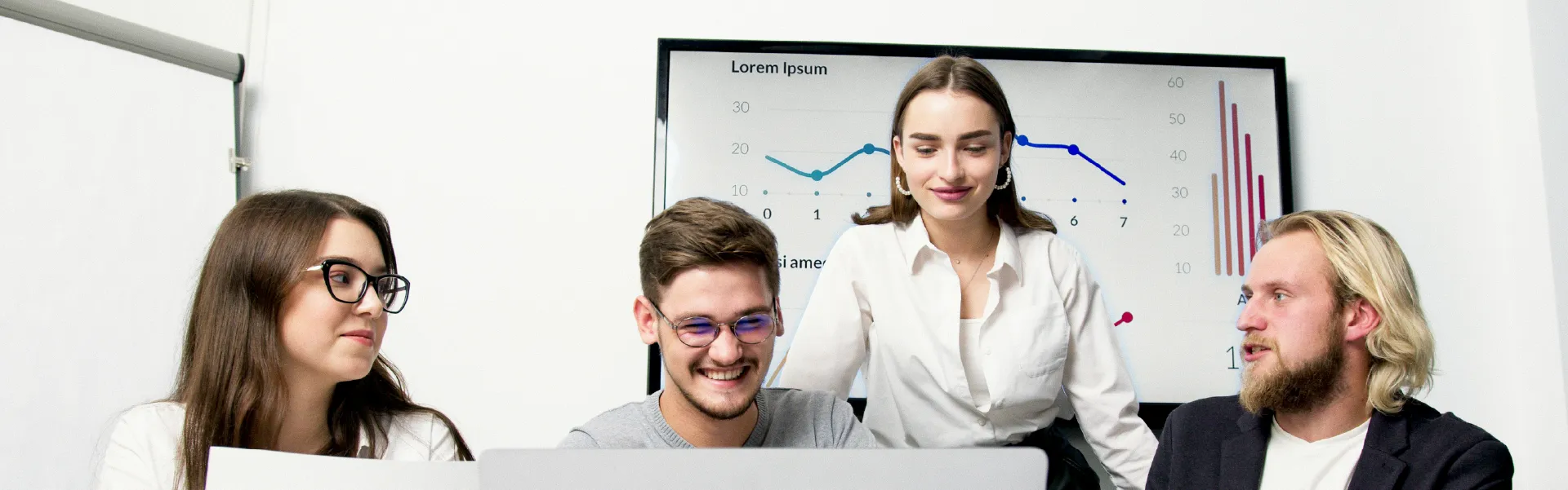 Joven profesional revisando opciones de protección financiera para contratar un seguro de vida asequible y flexible.