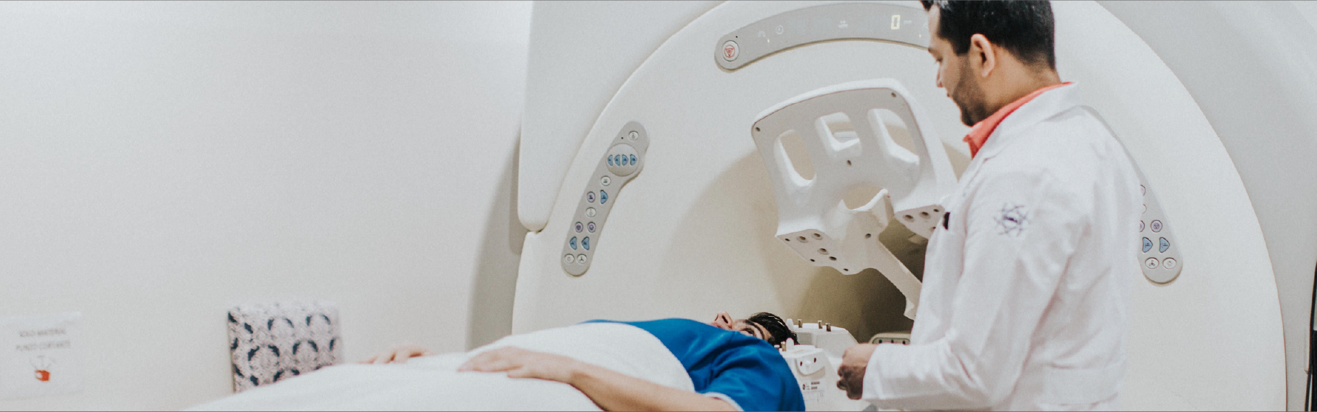 Paciente recibiendo atención médica avanzada en resonancia magnética con un especialista en Colombia para ilustrar los beneficios del seguro de salud privado.