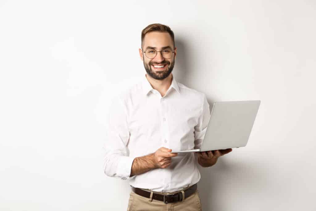 hombre con computador portatil en la mano