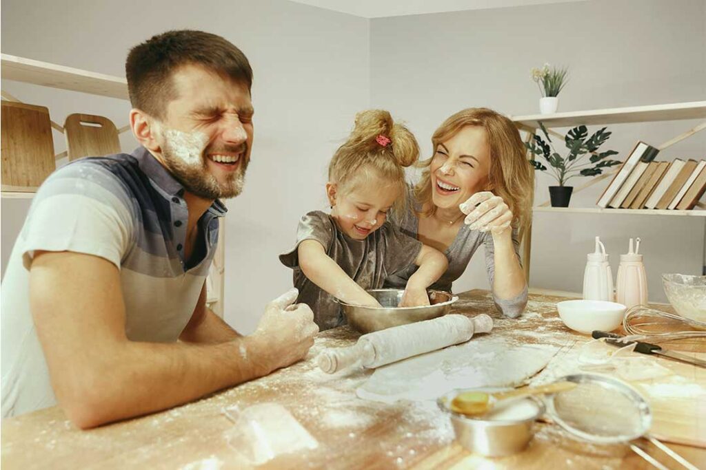 familia cocinando