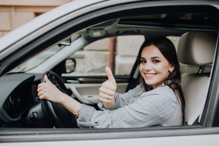 Seguro de carro digital Latina conduciendo feliz su auto