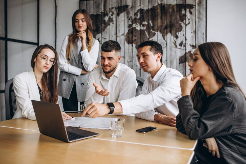 Grupo de personas reunidas en una oficina