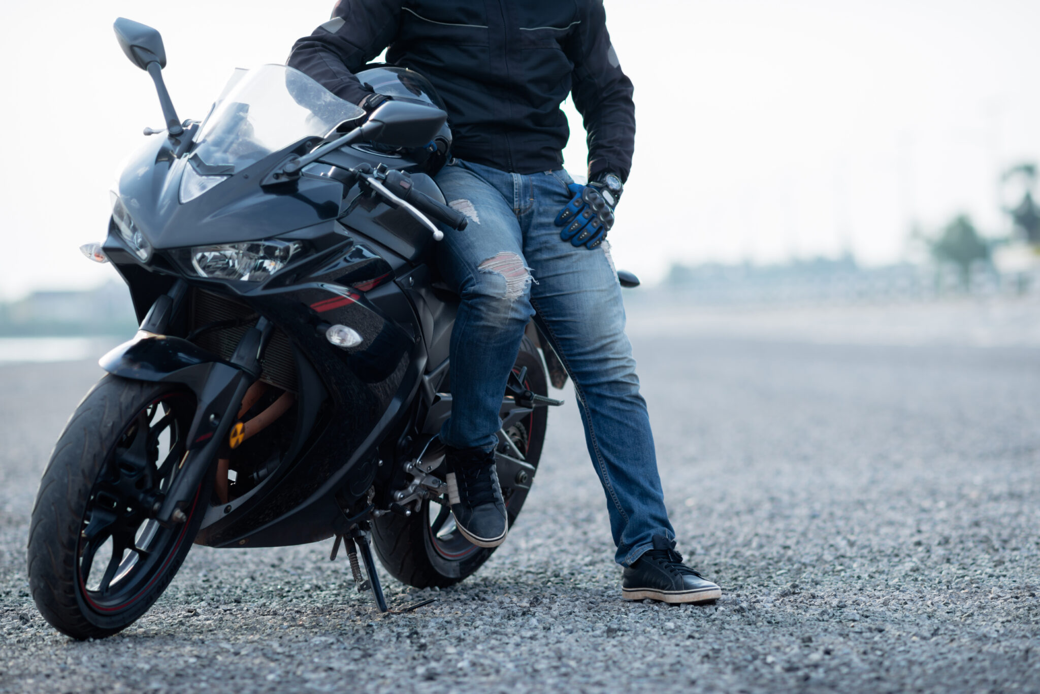Seguro de moto digital - motociclista con su moto de alto cilindraje y su casco