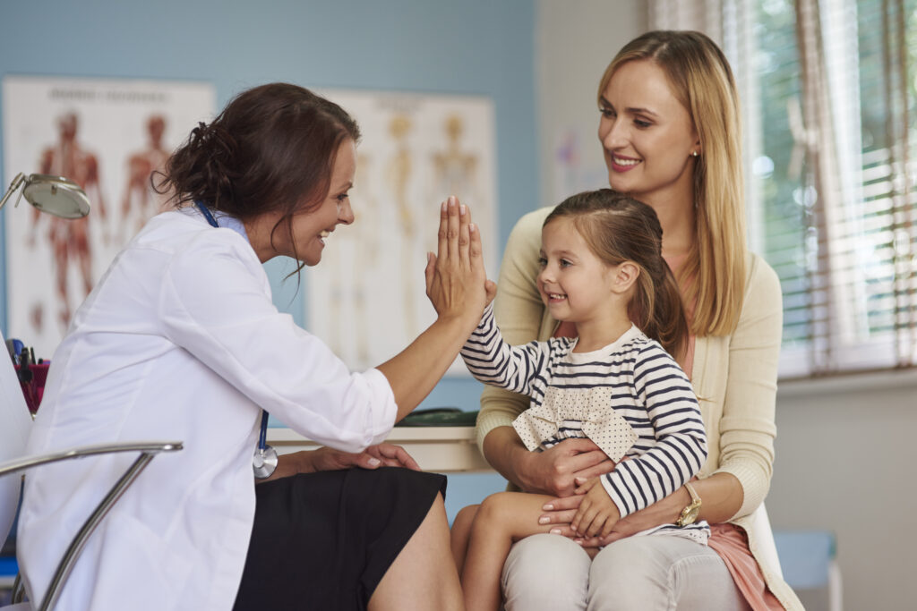 una madre llevando a su hija al medico