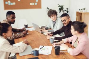 grupo de personas trabajando