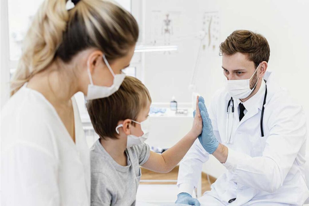 madre e hijo en el médico