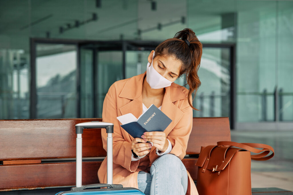 Seguro de Viajes Digital - mujer en sala de espera del aeropuerto