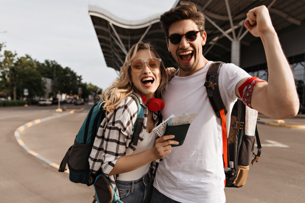 Seguro de Viajes Digital - pareja lista para viajar